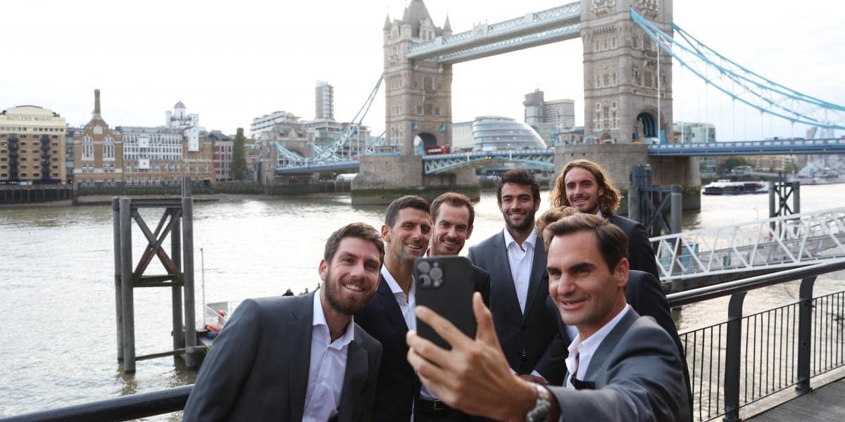 Federer takes a selfie